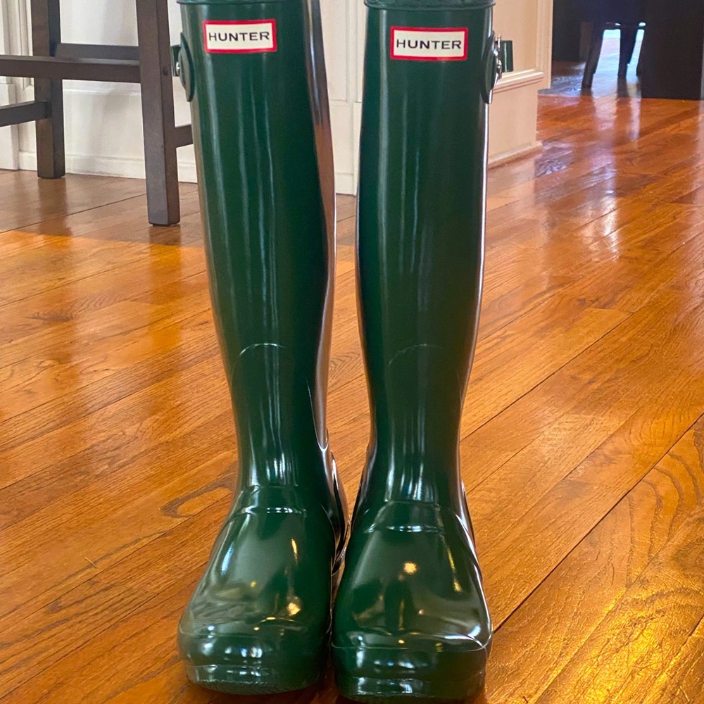 Womens Tall gloss green Hunter Rain boots. Excellent condition.